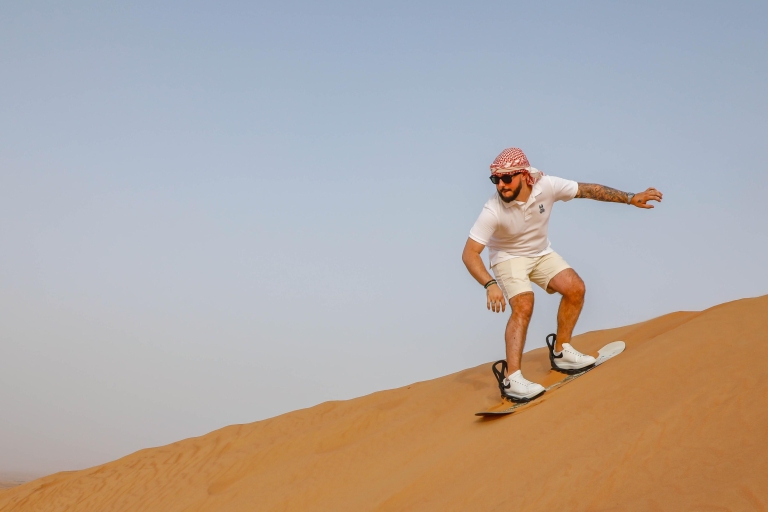 Dubai: quadrijden rode duinen, kamelenrit en barbecueTour met enkele motorfiets