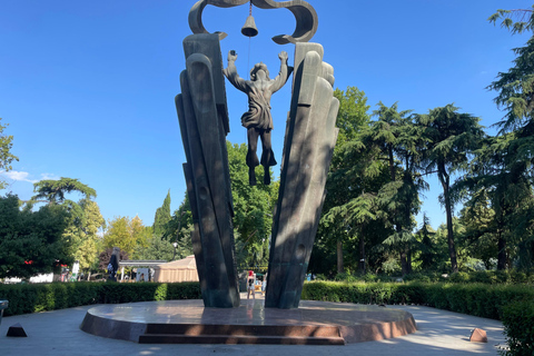 Tbilisi: Tbilisi sovietica - Dalla propaganda all'esecuzioneTbilisi: la Tbilisi sovietica - Dalla propaganda alla realizzazione