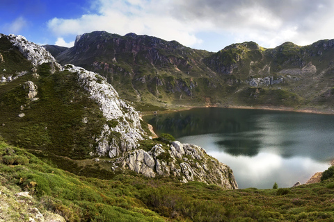 From Oviedo and Gijón: Day Trip to the Somiedo Lakes and the Senda del Oso From Gijón in Spanish: Trip to the Somiedo Lakes and Senda del Oso