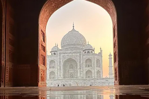 Depuis Delhi : visite privée du Tajmahal Sunrise et d&#039;Agra en voitureseulement voiture ac avec chauffeur et visite guidée privée en direct seulement