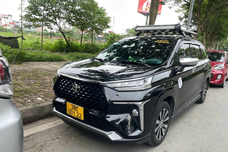 Taxi privato: Aeroporto Tan Son Nhat - Distretto 2, 7, 8, 12VAN ( 8 persone + 8 bagagli )