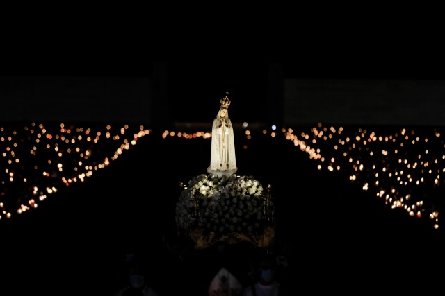 Visit Night Trip to Fátima + Candlelight Procession in Santo Anto