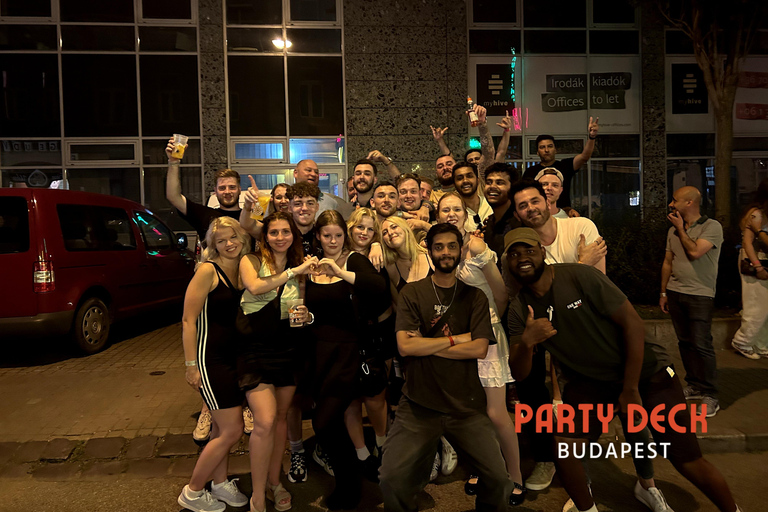 Budapeszt: Ruin Bars Crawl z przewodnikiem, otwartym barem i 6 darmowymi shotamiBudapeszt: Wycieczka z przewodnikiem po Ruin Bars z darmowymi 6 shotami