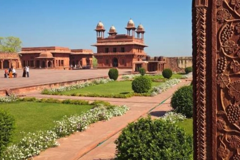 Excursión al Amanecer del Taj Mahal y Fuerte de Agra con Fatehpur SikriRecorrido sólo con servicio de Coche, Conductor y Guía turístico