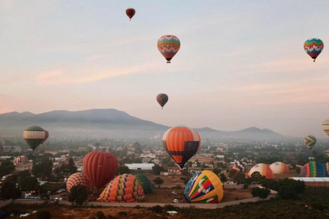 Meksyk: Balon na ogrzane powietrze nad Teotihuacán ze śniadaniemLot balonem na ogrzane powietrze tylko z prezentem-niespodzianką!!!!