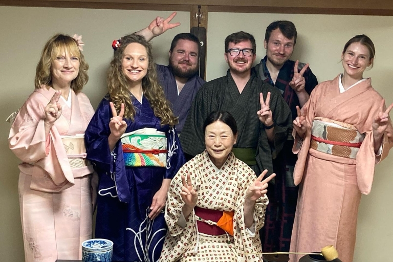 Miyajima: Kulturerlebnis in einem KimonoKalligraphie in einem Kimono