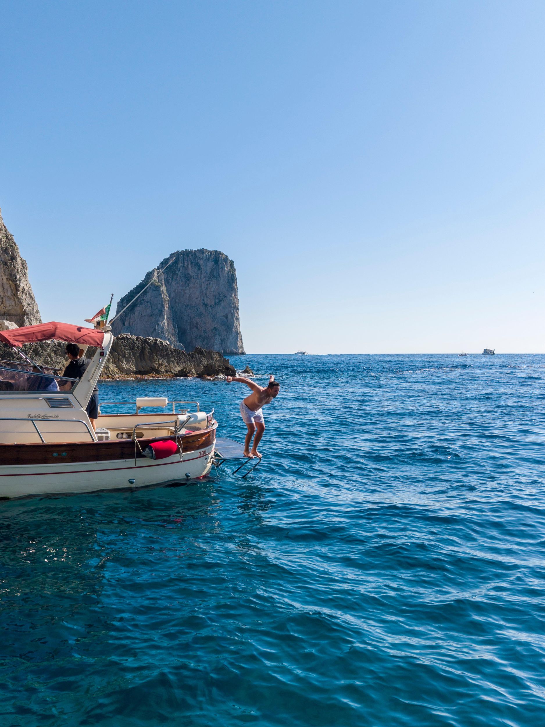 Capri: Tour über die Insel mit Höhlen und Faraglioni