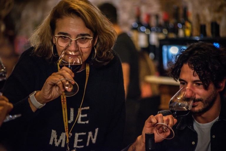 Barcelona: tour de vino y tapas en un grupo pequeñoTour a pie de vino y tapas por la noche