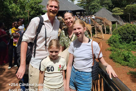 Nairobi: Giraffe Centre Visit and Giraffe Feeding Experience Nairobi: Interactive Giraffe Feeding & Wildlife Education