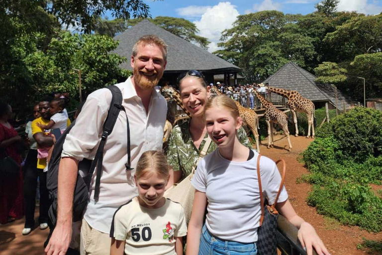 Nairobi: Giraffe Centre Visit and Giraffe Feeding Experience Nairobi: Interactive Giraffe Feeding & Wildlife Education