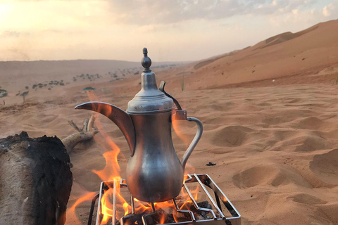 Mascate: Paseo en camello por el desierto de Bidiya al atardecer con traslado