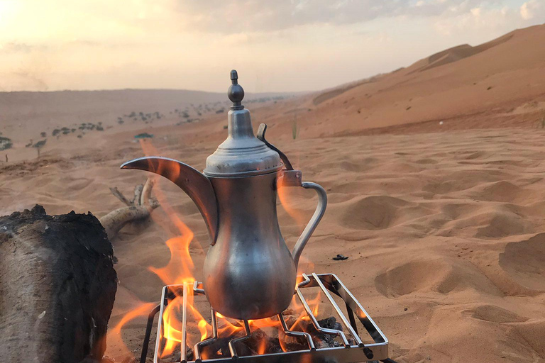 Mascate: Paseo en camello por el desierto de Bidiya al atardecer con traslado