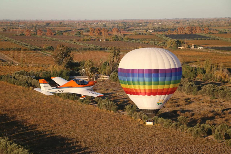 ركوب منطاد الهواء الساخن فوق كروم العنب في مندوزا ونخب النبيذركوب منطاد الهواء الساخن فوق كروم الع