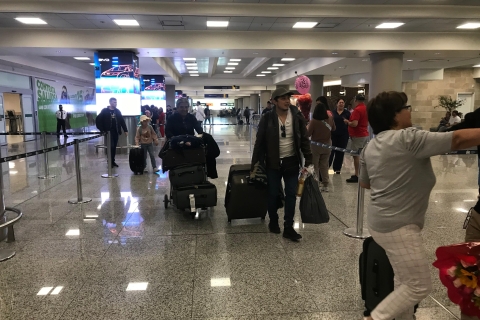 Escala en Quito, Ida y vuelta al aeropuerto