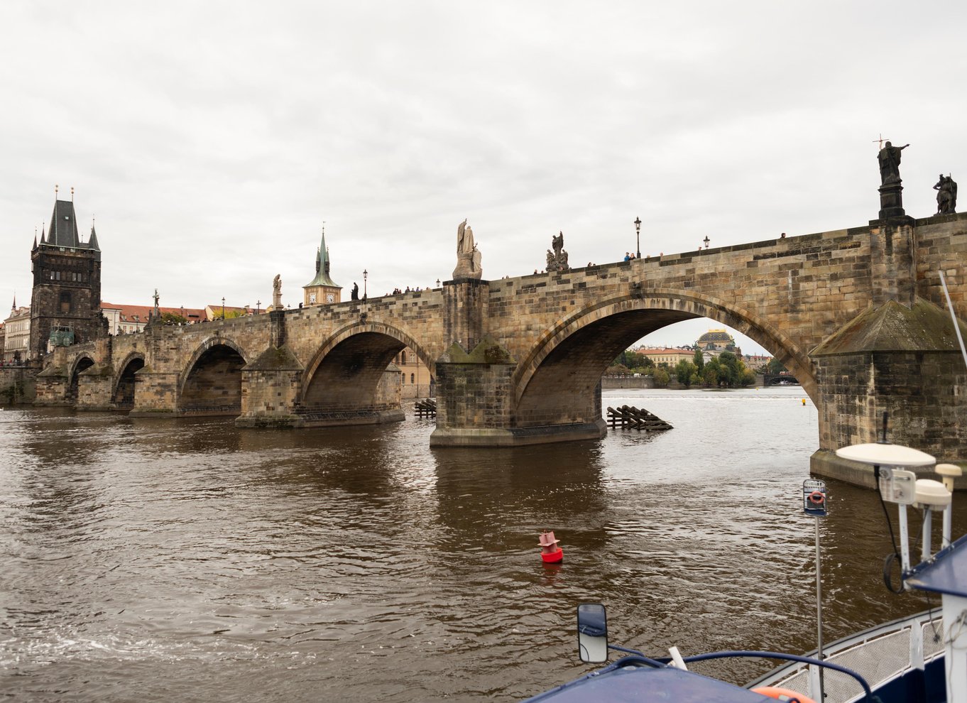 Prag: Byens højdepunkter med bus, båd og til fods