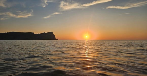 Sant Elm: Geführte Kajaktour bei Sonnenuntergang mit Picknick in einer Bucht