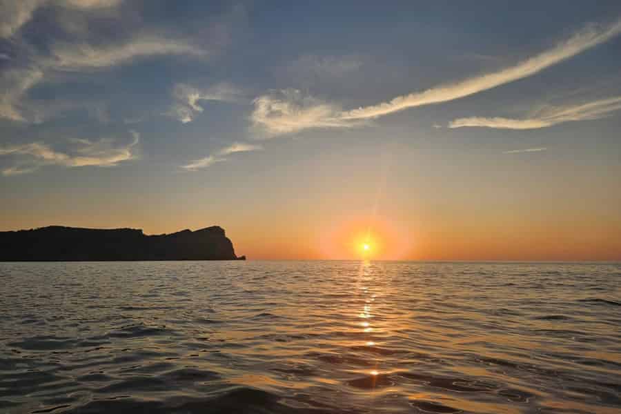 Von Sant Elm: Kajaktour in den Sonnenuntergang - Picknick inklusive. Foto: GetYourGuide
