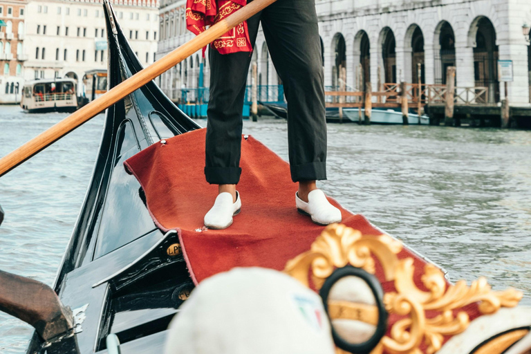 Venice: 30-Minute Gondola Ride on Grand Canal & small Canals Venice: 30-Minute Gondola Ride with Live commentary