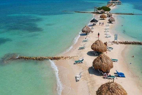 Coveñas: Spend a day on Isla Palma with a pool and beach in the archipelago!