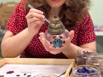 Centro storico di Antalya: laboratorio tradizionale di lampade o candele a mosaico
