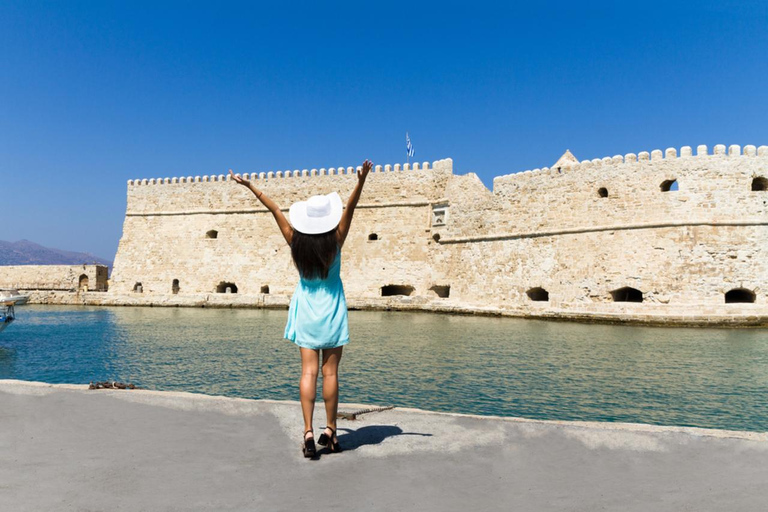 Heraklion: Private Photoshoot in Old Town and Harbour Premium: 50 photos | 60 mins