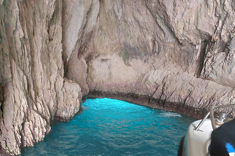 Zakynthos: Skeppsvraksstrand till lands och blå grottor till havs DagsturSmågruppsresa