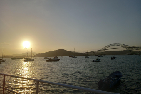 Panama City: Sunset Panama Bay Catamaran Tour with Open Bar