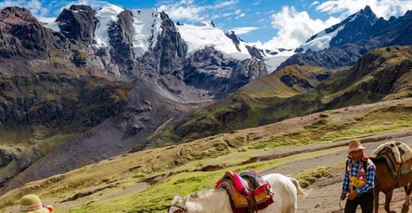 Rainbow Mountain: Tour with Horseback Ascent & Buffet Lunch