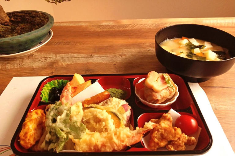 Ginza : cours traditionnel de préparation de musubi avec une grand-mère japonaise