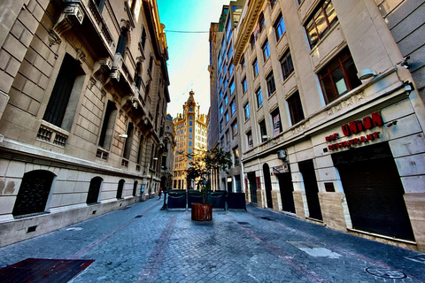 Les incontournables du Santiago historique : visite guidée à pied de la ville des contrastesVisite semi-privée des sites historiques de Santiago en portugais