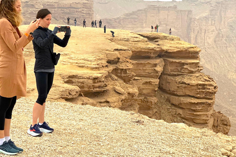 Riyadh: Edge of the World Hike &amp; Gazelle Sanctuary 4WD Tour