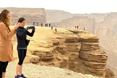 Riyadh: Edge of the World Hike & Gazelle Sanctuary 4WD Tour