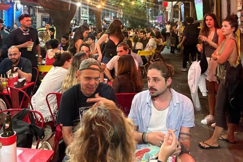 Rio de Janeiro: Botafogo Pub Crawl with Shots & Caipirinha