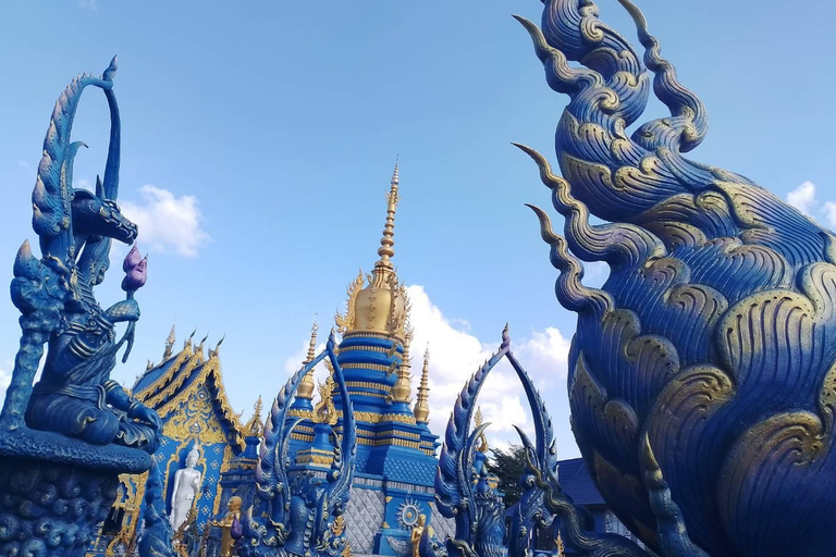 Excursión a los templos rojo, azul y blanco y a las aguas termales desde Chaing MaiTemplos rojos, azules y blancos y viaje a aguas termales desde Chaing Mai