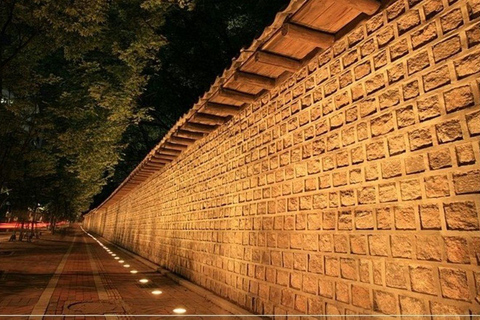Seúl: Hanok, luces de la ciudad y palacio, tour de día y nochePunto de encuentro: Estación Hongik Univ. Salida n.º 8.