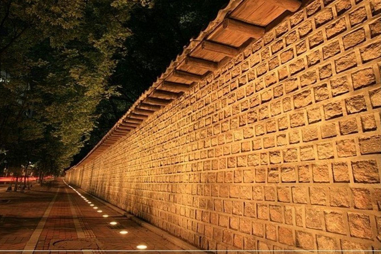 Seúl: Hanok, luces de la ciudad y palacio, tour de día y nochePunto de encuentro: Estación Hongik Univ. Salida n.º 8.