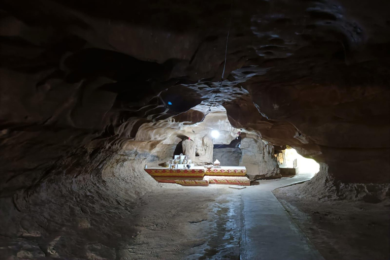 Khao Sok: Excursión Privada en Balsa de Bambú y Templo de la Cueva de la SelvaAventura privada