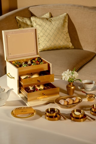 Dubai: Golden Afternoon Tea at Fairmont The Palm