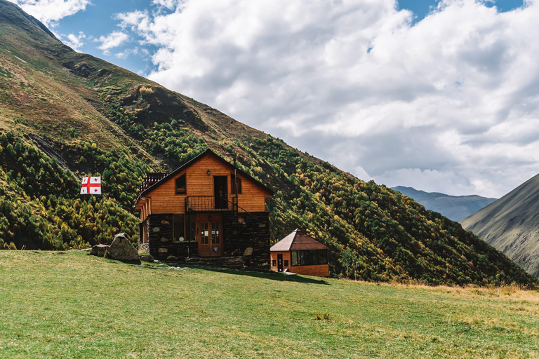 Kazbegi : excursion dans la vallée de Juta avec transport en 4x4Kazbegi : excursion d&#039;une journée dans la vallée de Juta avec transport en 4x4