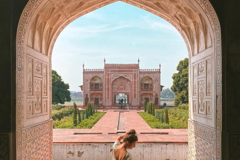 Delhi to Agra: Overnight Car Tour Including the Taj Mahal