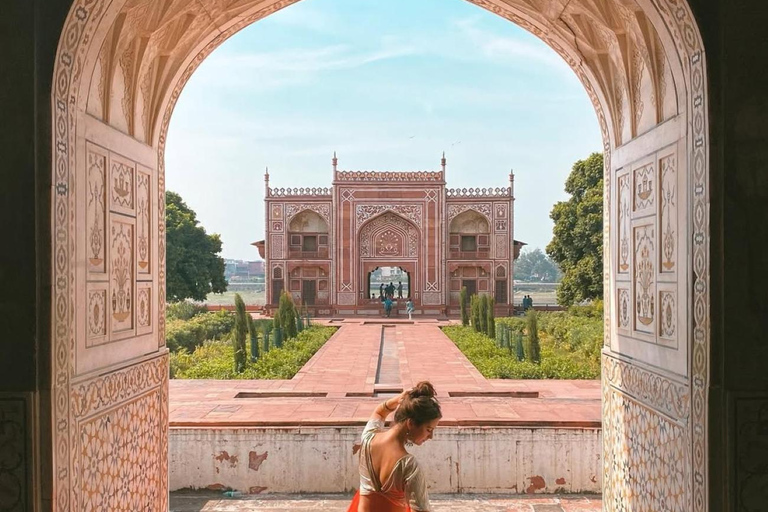 Delhi to Agra: Overnight Car Tour Including the Taj Mahal