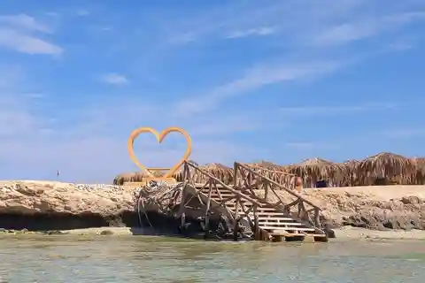 Hurghada: Ganztägige Flucht zur Insel Magawish mit dem Schnellboot