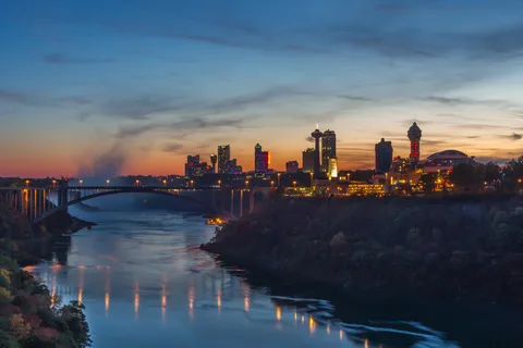 Niagara watervallen: Falls Tour met gids, diner en vuurwerk