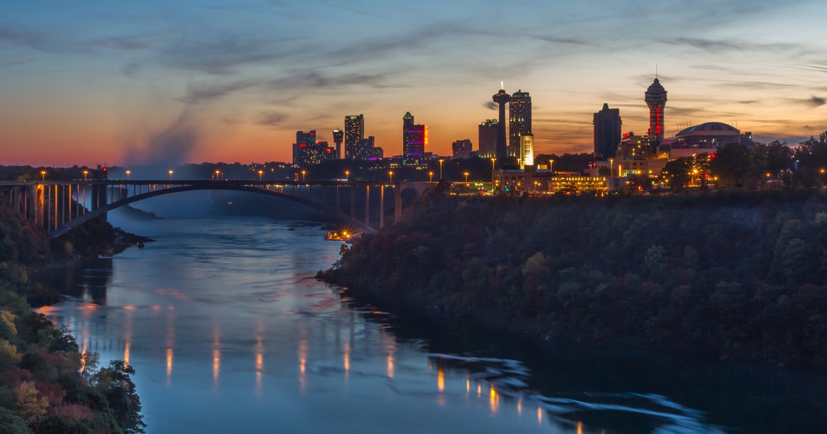 Niagarafälle Geführte Falltour mit Abendessen und Feuerwerk GetYourGuide