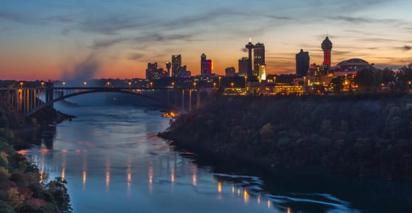 Niagarafälle: Geführte Falltour mit Abendessen und Feuerwerk