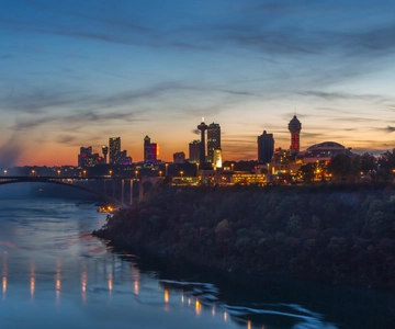 Niagara watervallen: Falls Tour met gids, diner en vuurwerk