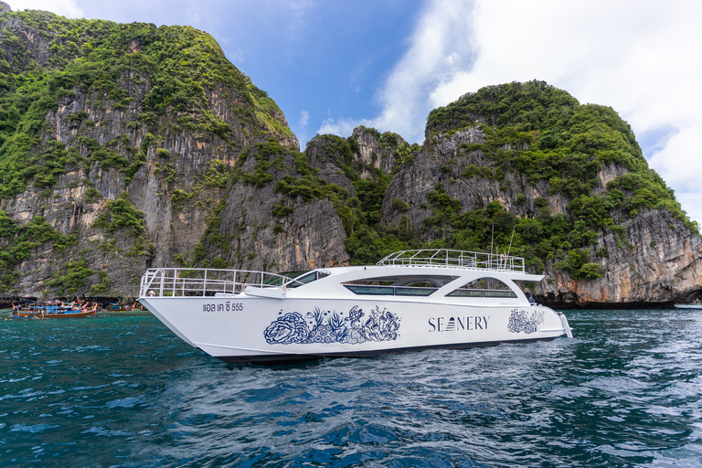 Phuket: Ganztägige Reise zu den Phi Phi Inseln mit einem LuxuskatamaranGruppentour