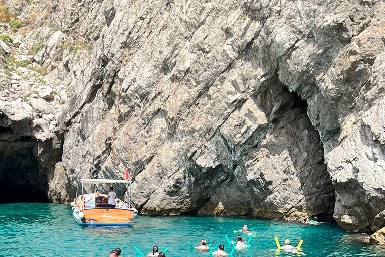 Capri: Secret Corners Boat Tour with Local Skipper