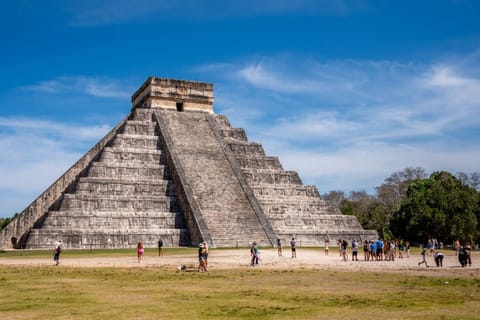 Chichén Itzá, Cenote, and Valladolid Day Trip with Lunch