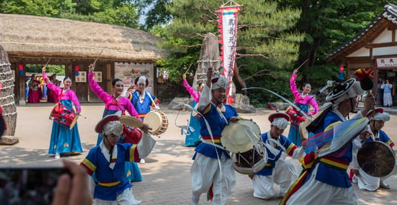 Seoul: Suwon Hwaseong, Volksdorf und Starfield Library